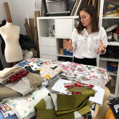 Kasia w pracowni Artello ze skrawkami materiałów
