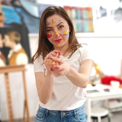 Kasia ubrudzona farbą z pędzlem