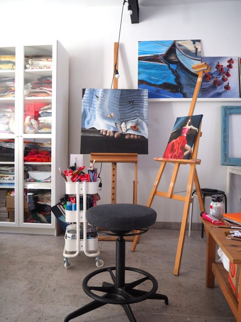 Wnętrze pracowni Artello - obrazy na sztalugach