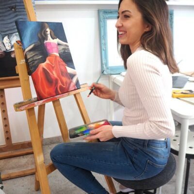 Kasia w trakcie malowania obrazu, kobieta w czerwonej spódnicy